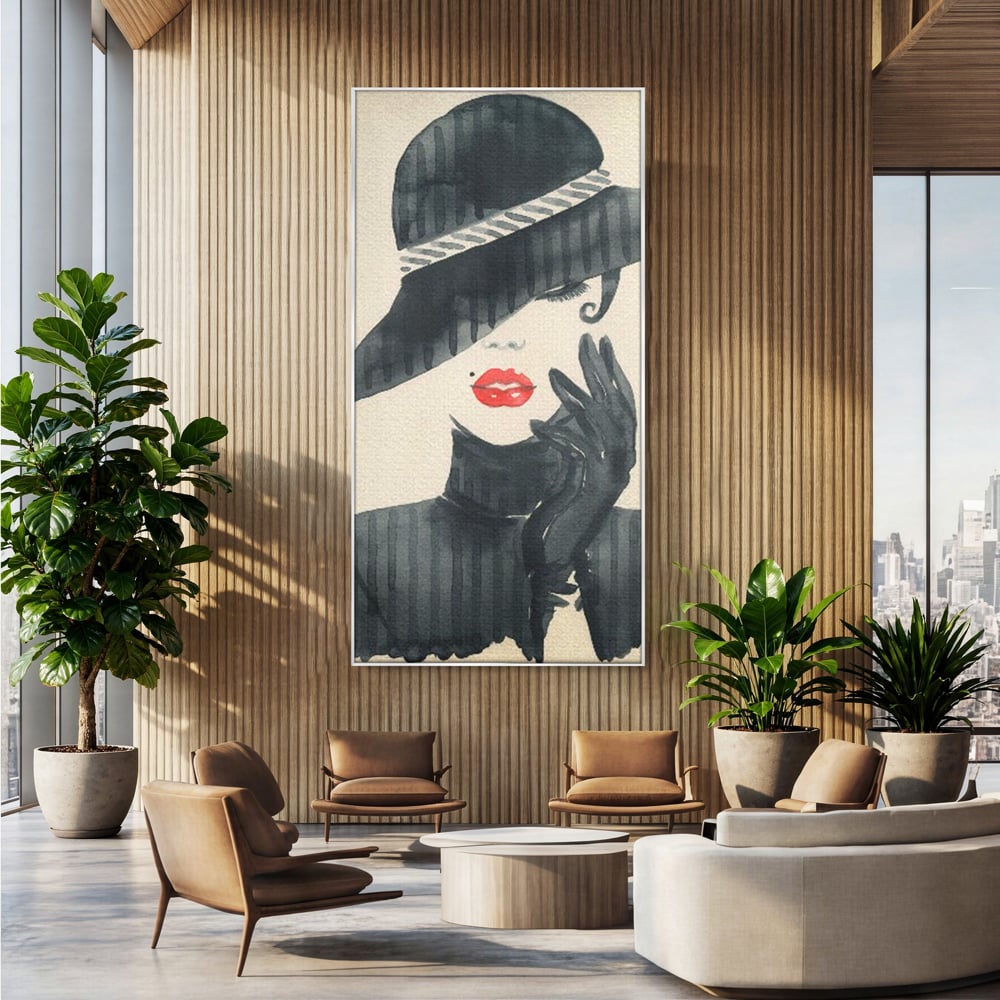 Tablou canvas cu ilustratie moda femeie cu palarie si buze rosii, in rama de aluminiu argintiu, pe perete intr-un birou